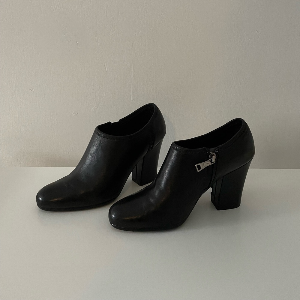 Prada ankle boots! (Will ship with box)
